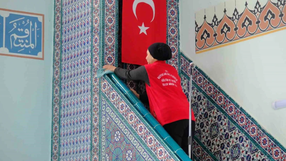 Kuyucak Belediyesi Ramazan öncesi camilerde temizlik çalışması yaptı