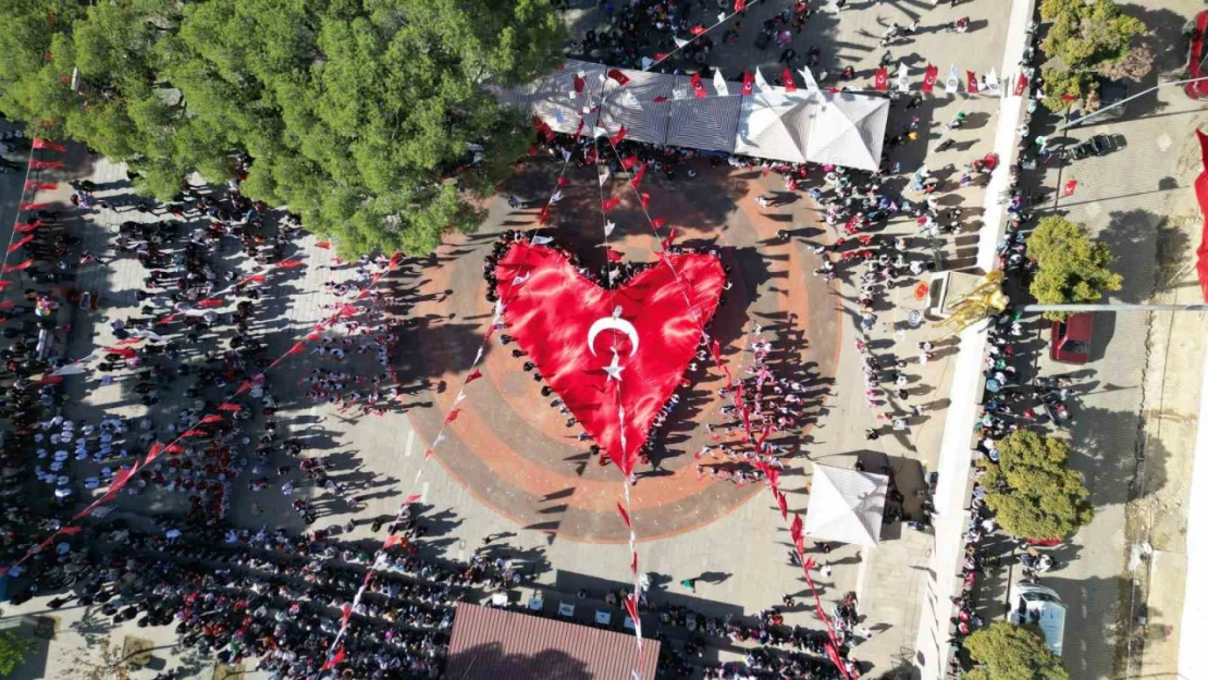 Kuyucak'ta Cumhuriyet coşkusu meydanlara sığmadı