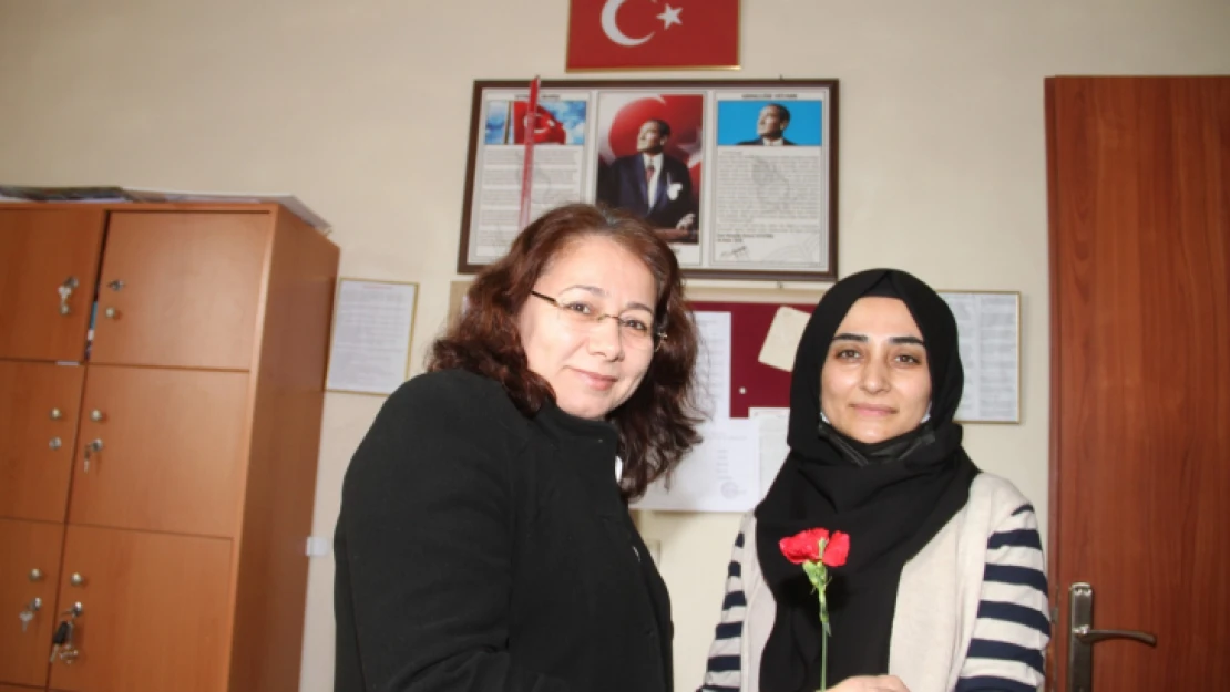 Kuyucak'ta Kadınlar Günü karanfillerle kutlandı