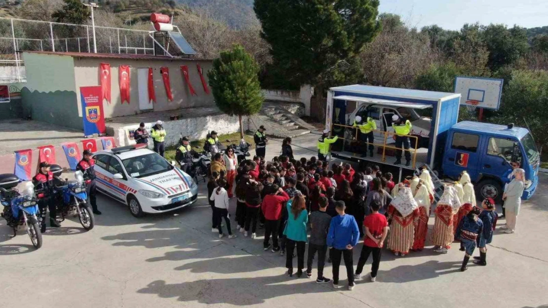 Kuyucak ve Buharkent'te öğrencilere emniyet kemerinin önemi anlatıldı