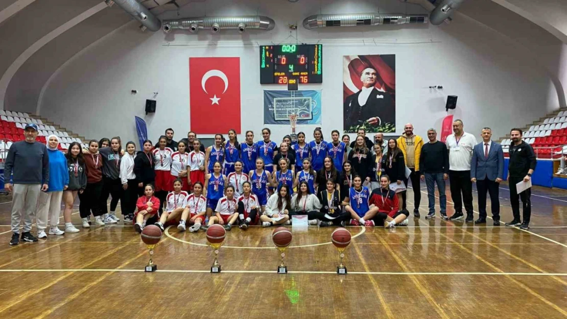 Liseler arası basketbol karşılaşmaları sona erdi