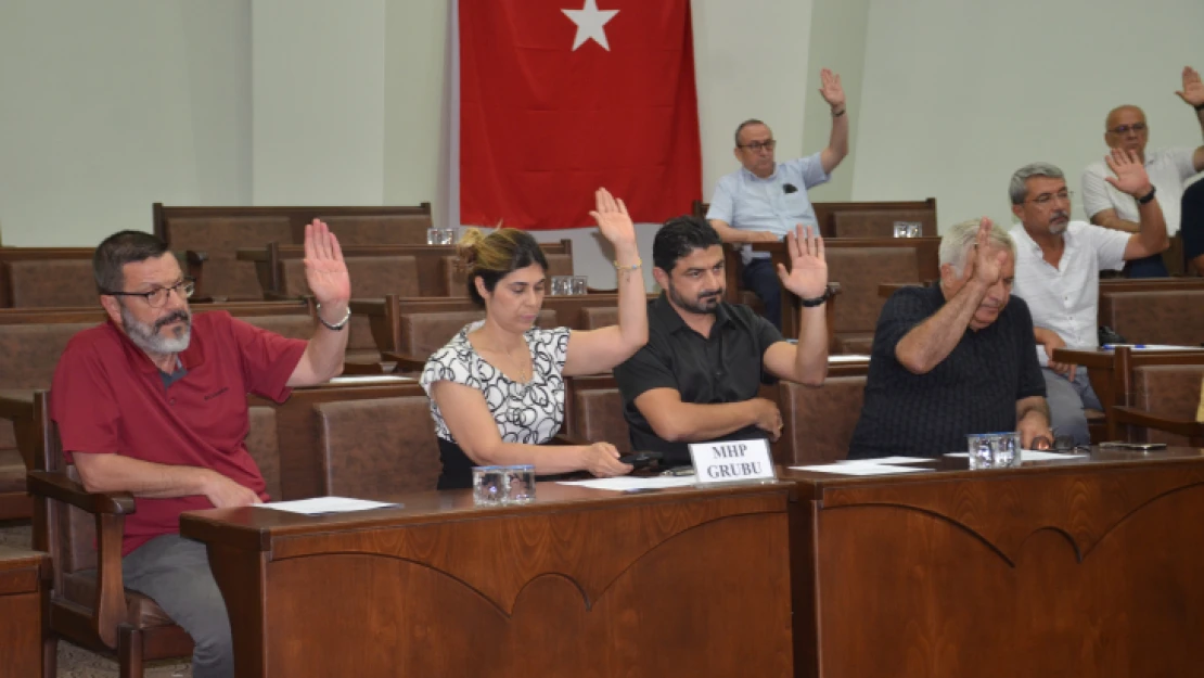 Mecliste AK Parti ve MHP sıraları boş kaldı