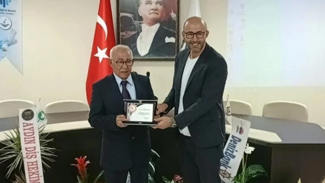 Meslekte 50. yıl onur plaketini oğlu Başkan Zencirci'nin elinden aldı