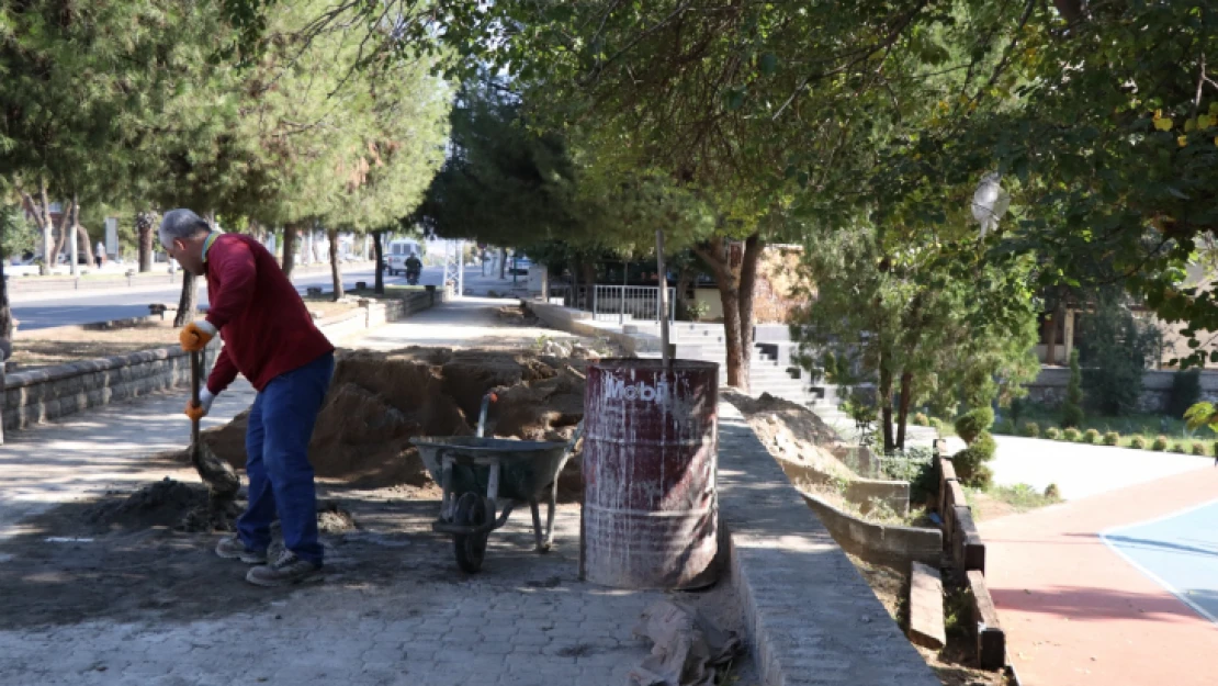 Millet Bahçesi'nde çevre düzenlemesi yapılıyor