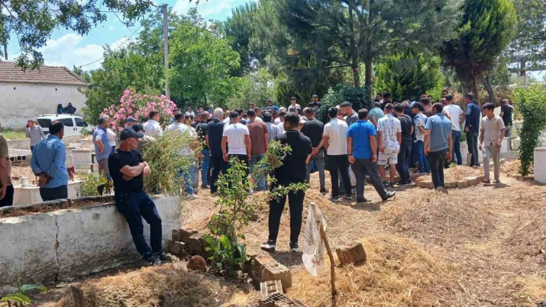 Minik Enes toprağa verildi