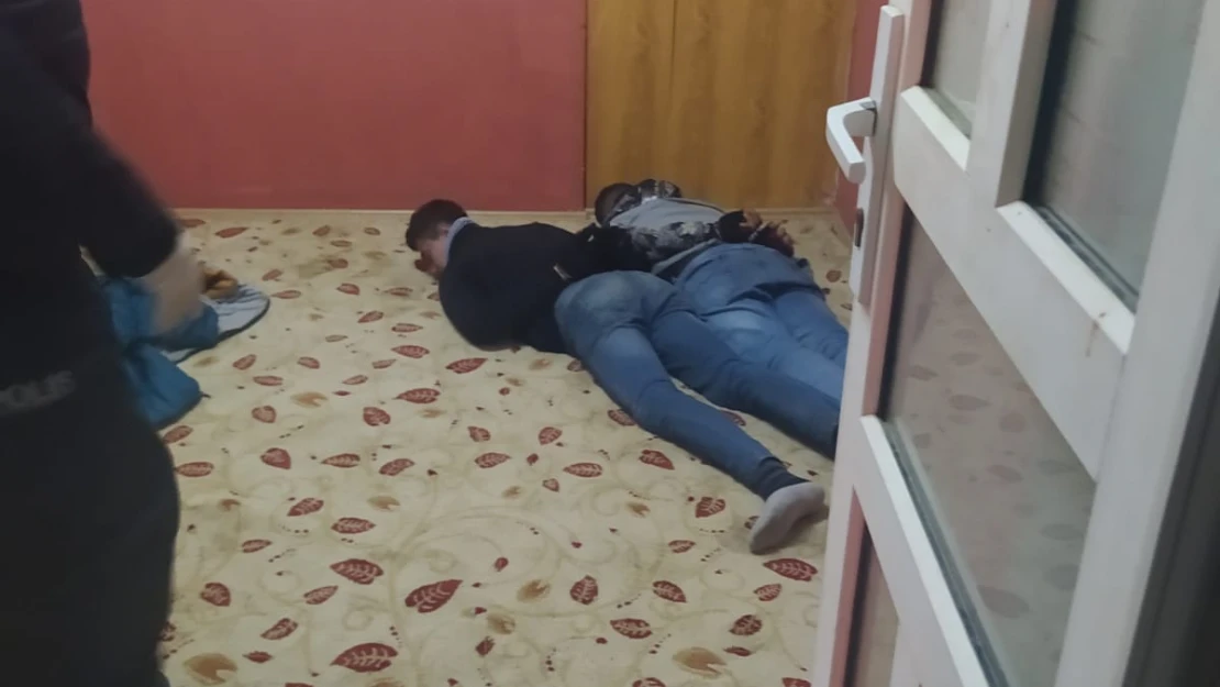 Motosiklet hırsızları saklandıkları camide yakalandı