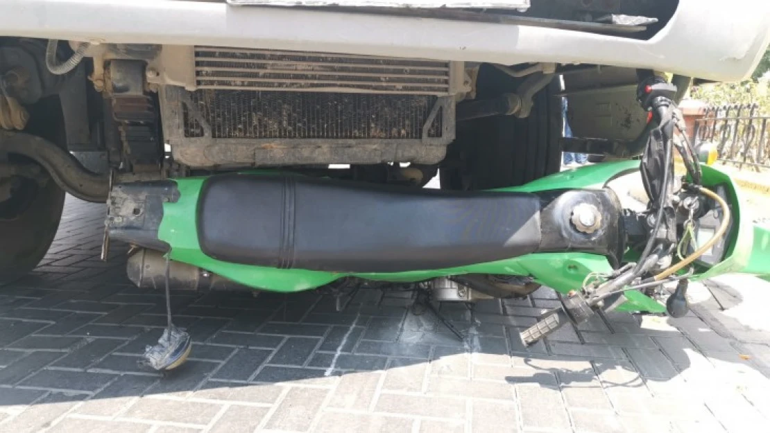 Motosiklet kamyonun altında kaldı, 1 yaralı