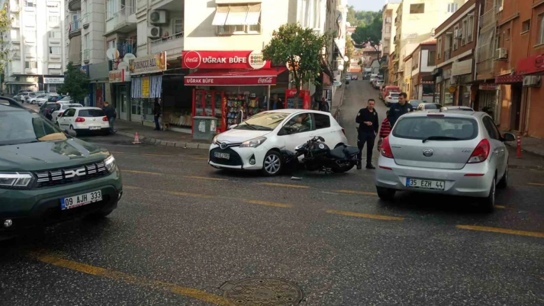 Motosiklet, otomobilin tekerleğine saplandı