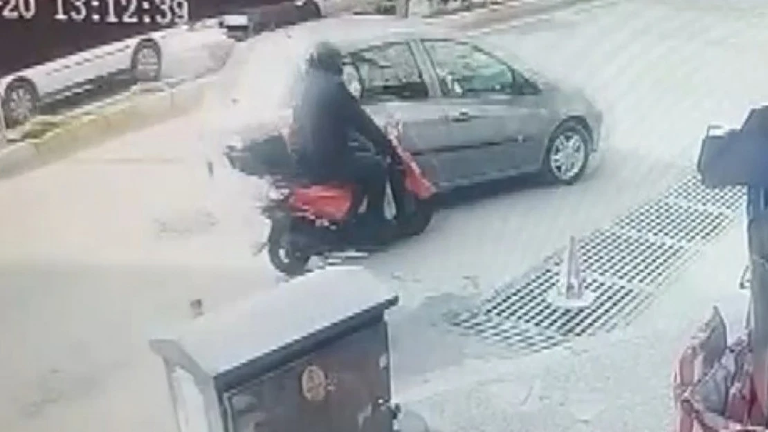 Motosiklete çarpıp kaçtı: Kaza güvenlik kameralarına yansıdı