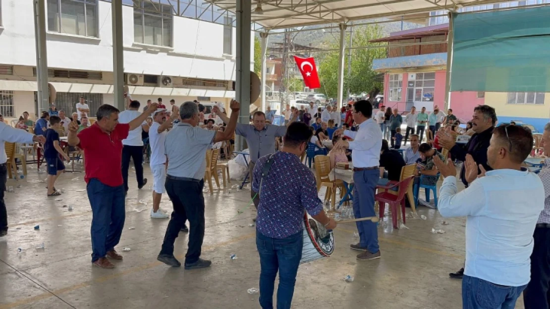 Muhtar Kaner'in düğün cemiyetine Başkan Özcan damgası