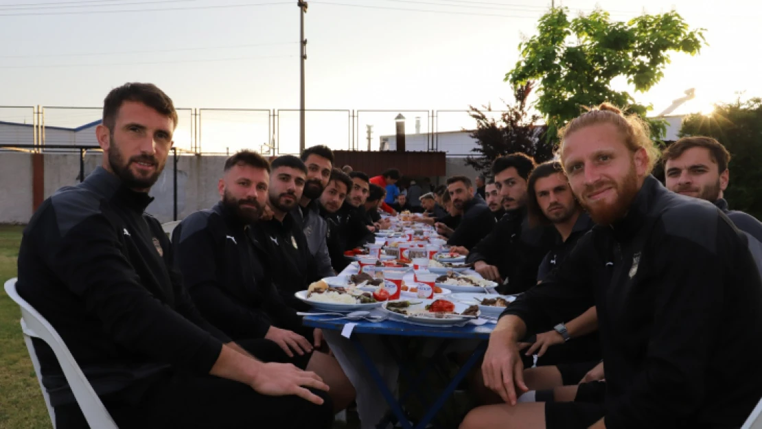 Naz Naz moral yemeğinde buluştu
