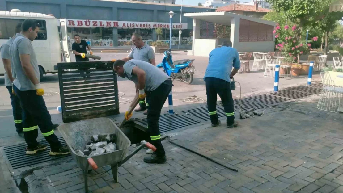 Nazilli Belediyesi çarşı bölgesinde mazgal temizliği gerçekleştirdi