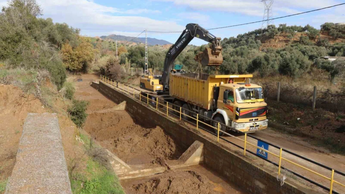 Nazilli Belediyesi çökeltme havuzlarında temizlik çalışması yaptı