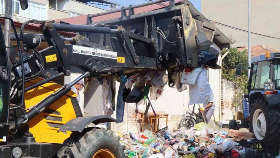 Nazilli Belediyesi çöp evi temizledi: '4 kamyon çöp çıktı'