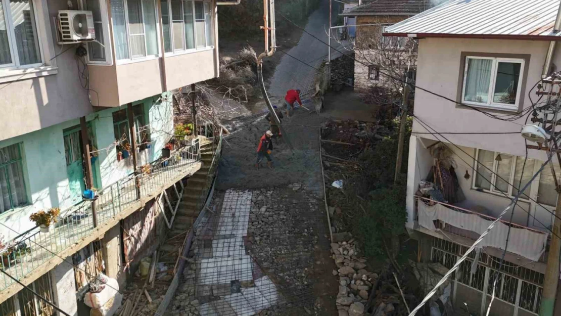 Nazilli Belediyesi Işıklar Mahallesi'nde çöken yola müdahale etti