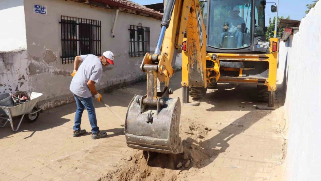 Nazilli Belediyesi İstiklal'de yolları yeniliyor