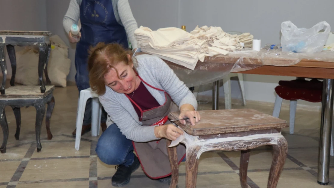 Nazilli Belediyesi'nin vitray ve ahşap boyama kursları devam ediyor