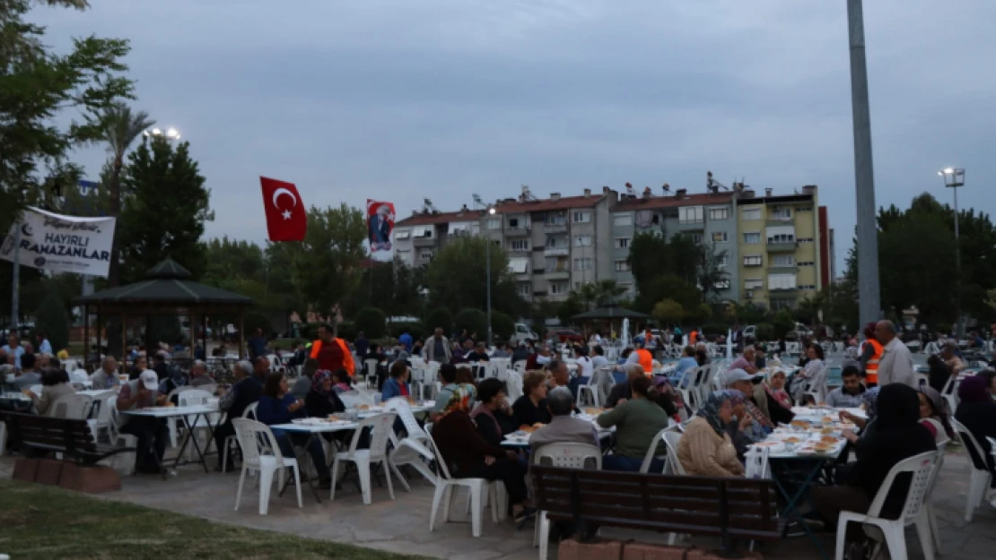 Nazilli Belediyesi son iftar yemeğini verdi