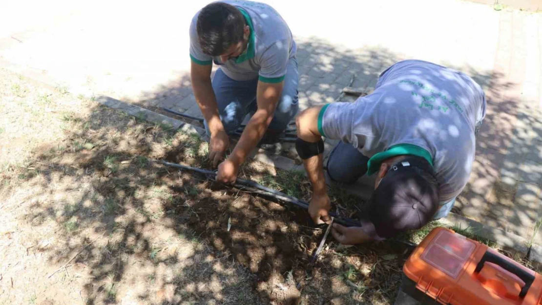 Nazilli Belediyesi su israfına karşı parklardaki damlama sistemlerini yeniliyor