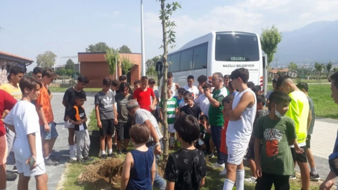 Nazilli Bursasporlu minikler Bursa'da fidan dikti