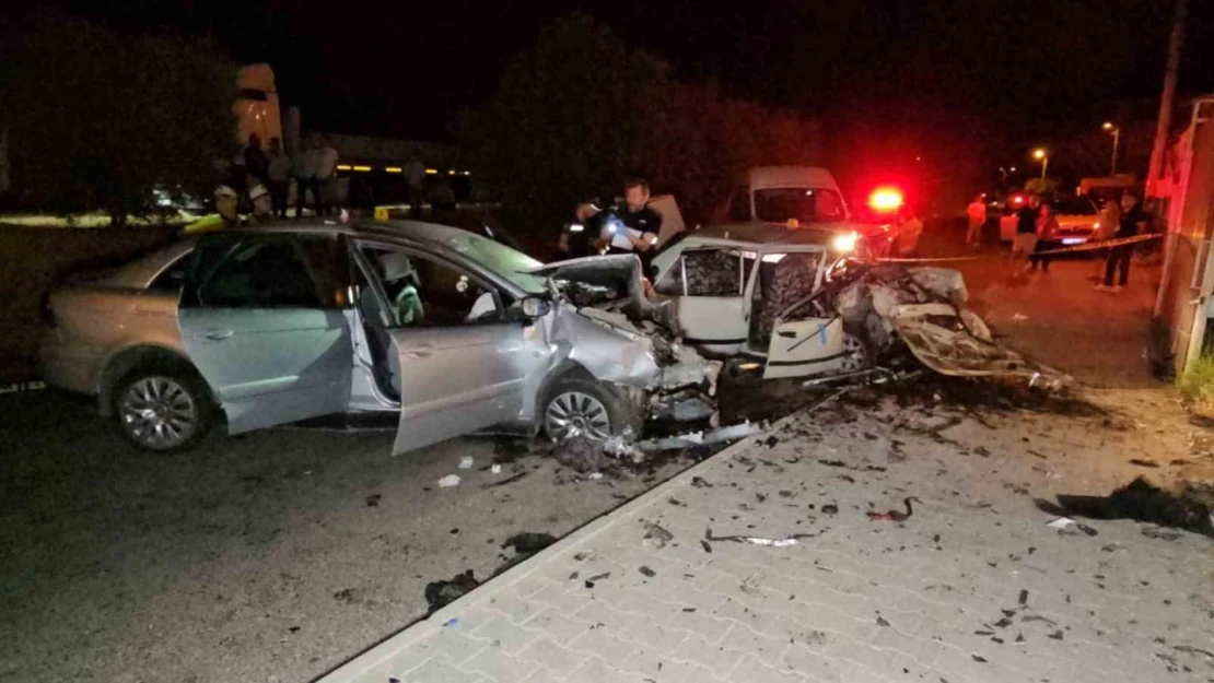 Nazilli'de çarpışan otomobiller hurdaya döndü: 8 yaralı