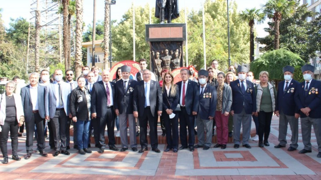 Nazilli'de Cumhuriyet kutlamaları, çelenk koyma töreniyle başladı