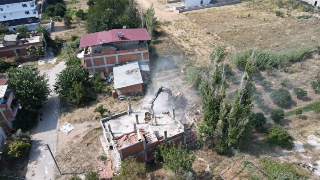Nazilli'de kamulaştırılan yapılar yıkılarak imar yolları açılıyor