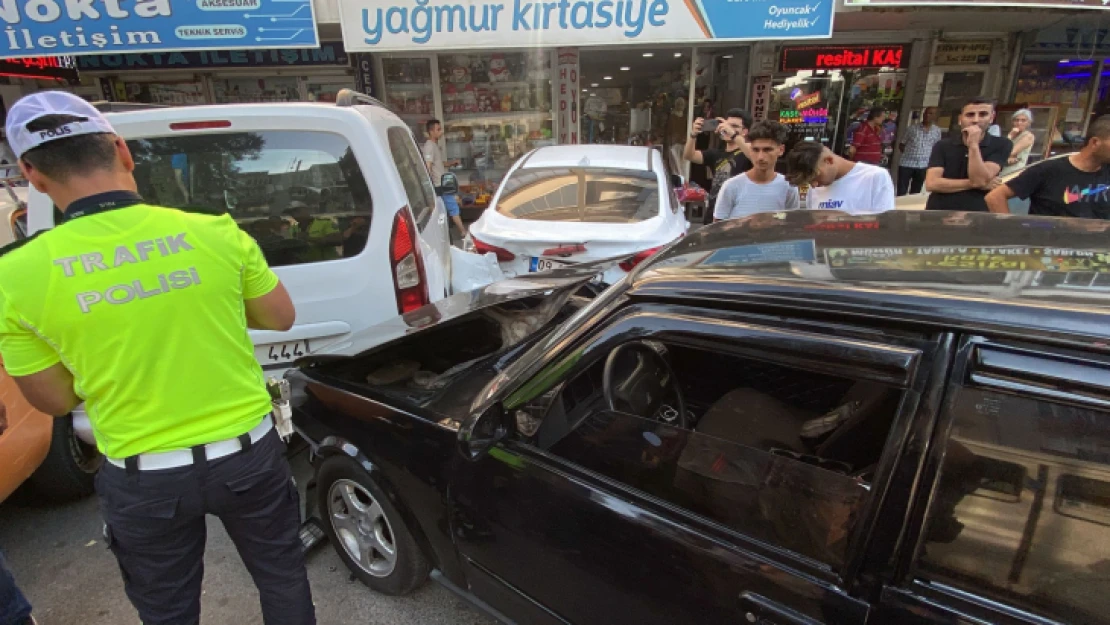 Nazilli'de kontrolünü kaybeden sürücü 5 arabayı haşat etti