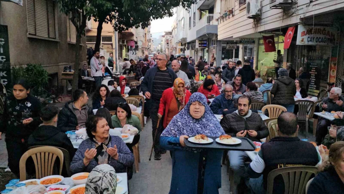 Nazilli'de Kuaförler Sokağı sakinleri iftarda buluştu