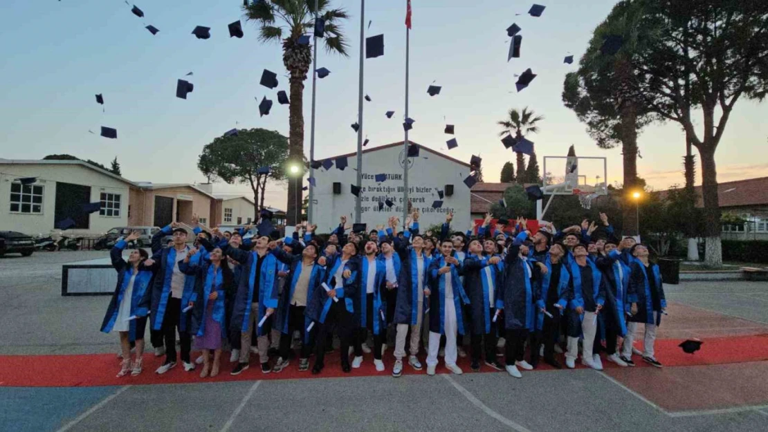 Nazilli'de meslek liselilerinin mezuniyet sevinci