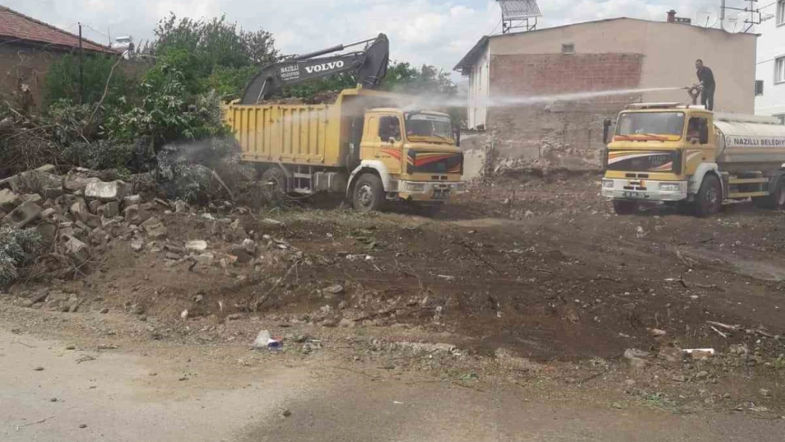 Nazilli'de metruk binalar yıkılıyor