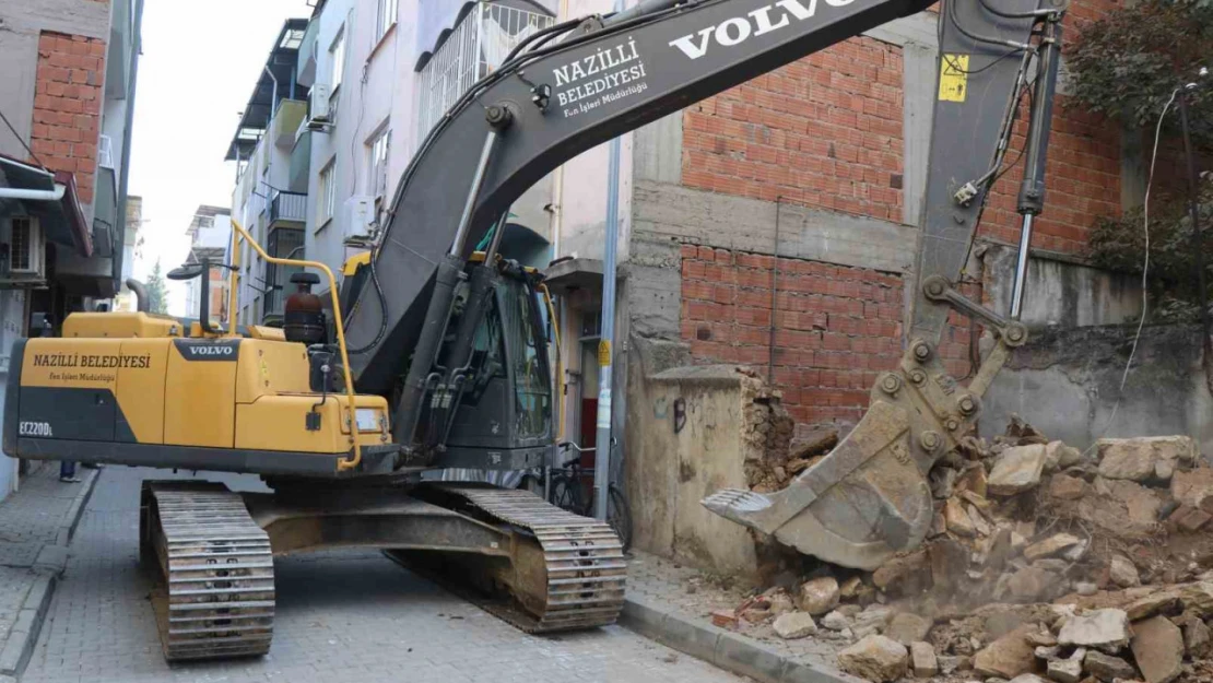 Nazilli'de metruk binaların yıkımı sürüyor