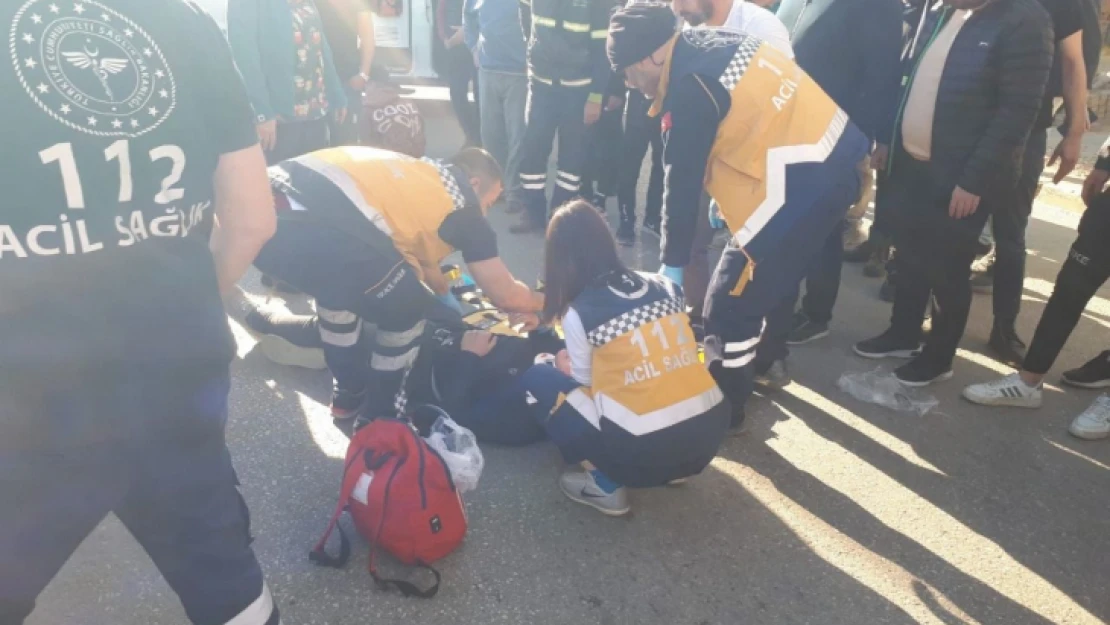 Nazilli'de motosiklet sürücüsü yayaya çarptı 3 yaralı