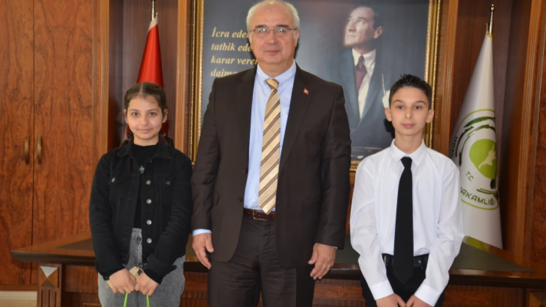 Nazilli'de öğrenciler kaymakamlık koltuğuna oturdu
