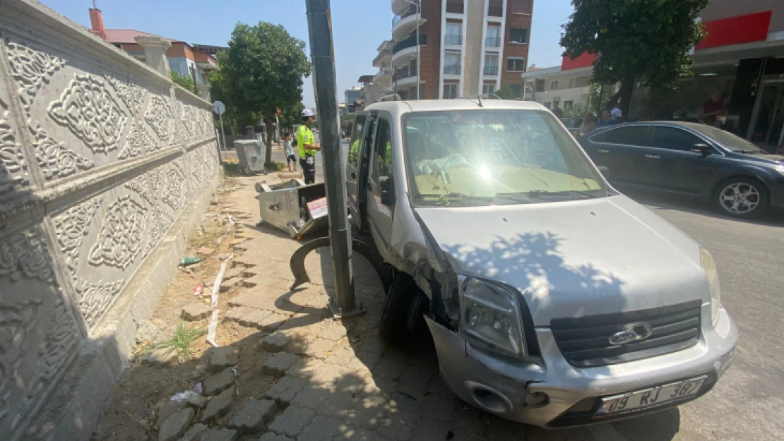 Nazilli'de paniğe kapılan sürücü elektrik direğine çarptı