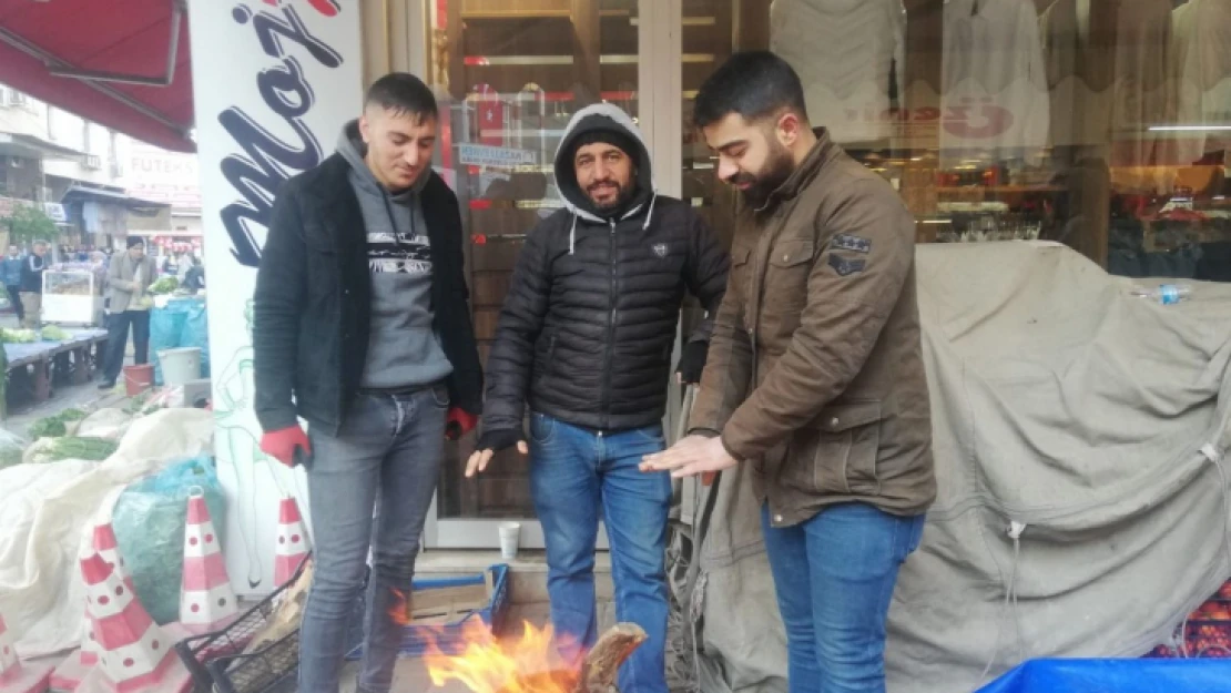 Nazilli'de pazarcı esnafı soğuk havada böyle ısındı