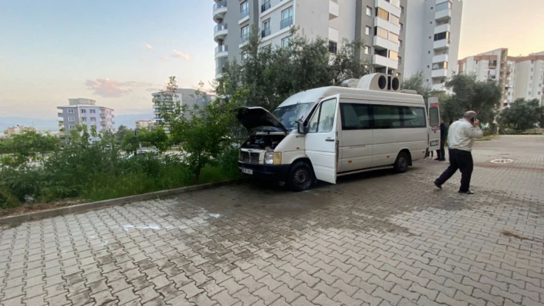 Nazilli'de seçim arabası alevlere teslim oldu