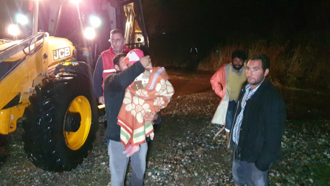 Nazilli'de sel mağduru aile, kepçeyle kurtarıldı