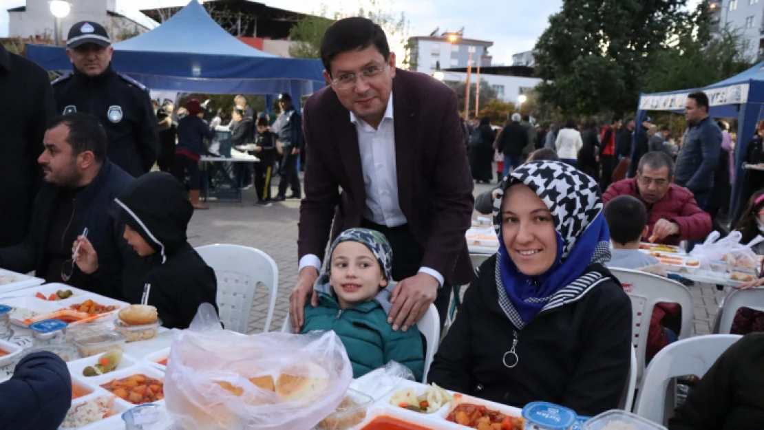 Nazilli'de yüzlerce kişi aynı sofrada buluştu