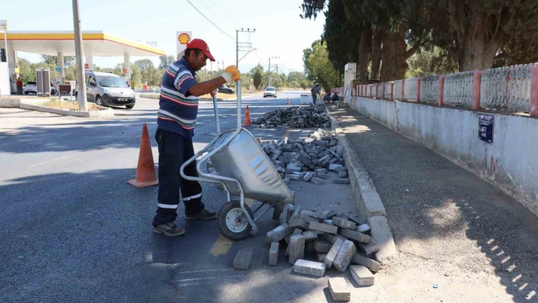 Nazilli'deki mezarlıklarda bakım ve temizlik çalışmalarını sürdürüyor