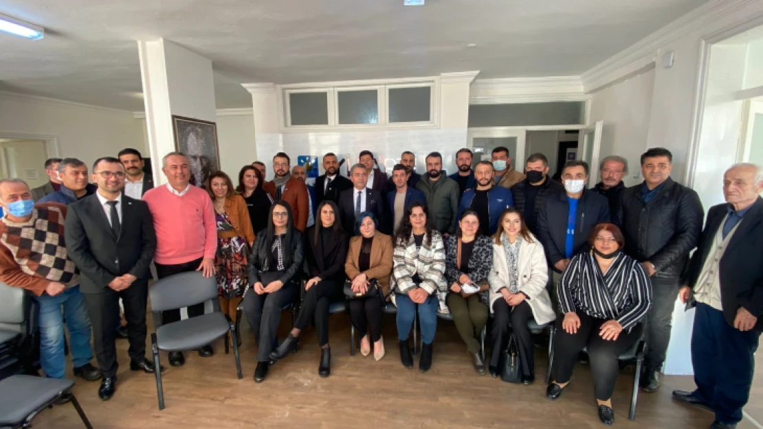 Nazilli İYİ Parti'de yeni üyelere törenle rozetleri takıldı