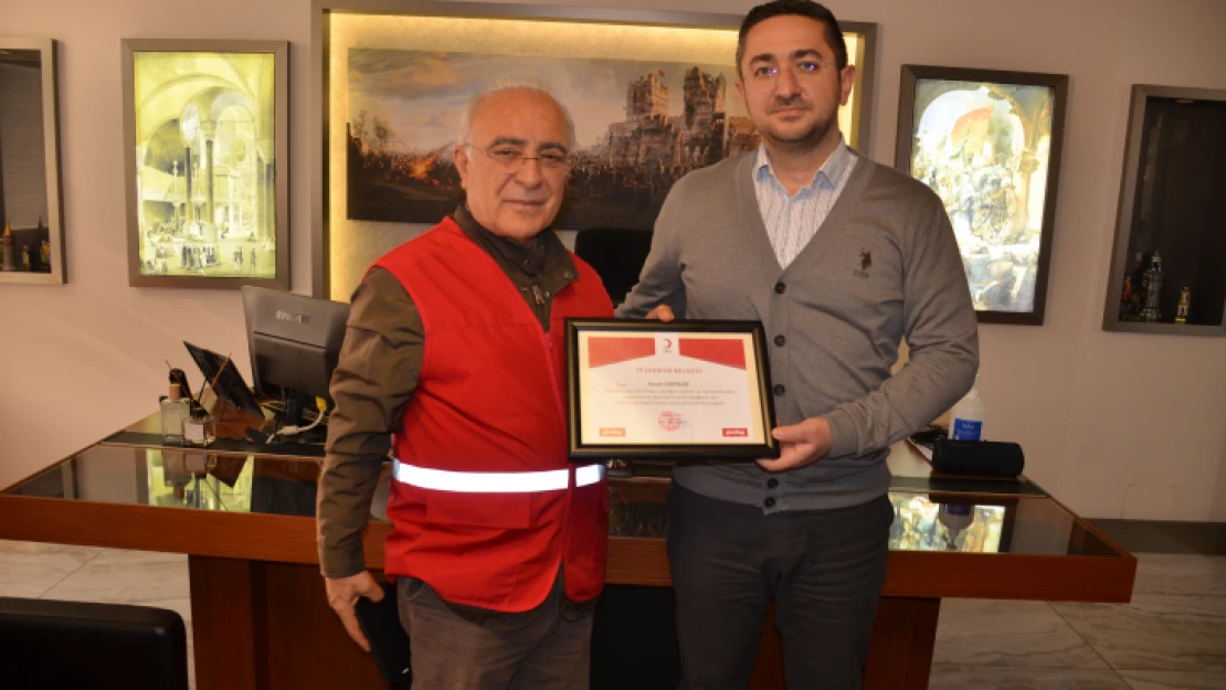 Nazilli Kızılay'dan bağışcı Sarıyıldız'a teşekkür belgesi