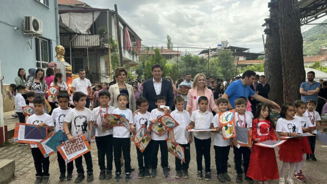 Nazilli protokolü öğrencilerin karne heyecanına ortak oldu