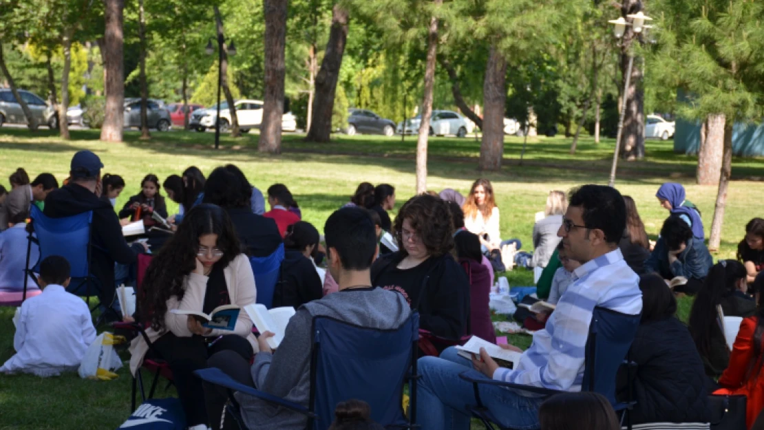 Nazillili öğrenciler ve protokol açık havada kitap okudu