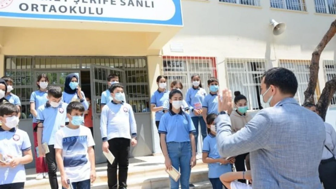 Öğrencilere kitap dağıtıldı