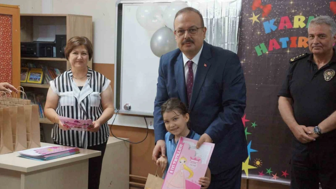 Öğrencilerin karnelerini Vali Canbolat verdi