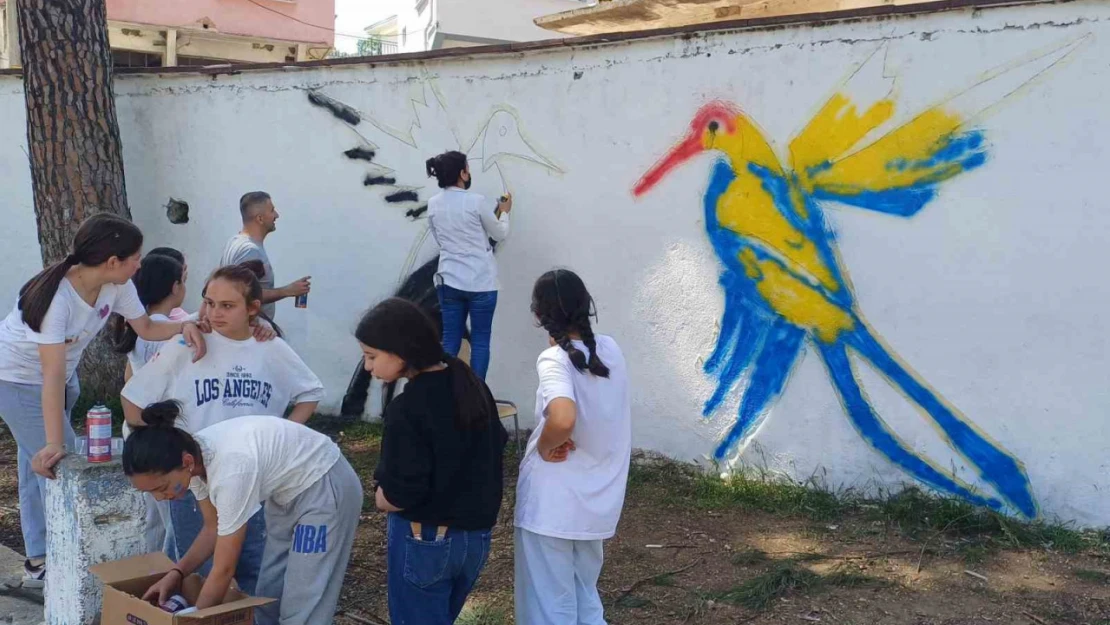 Ortaokul öğrencileri bahçe duvarlarını süsledi