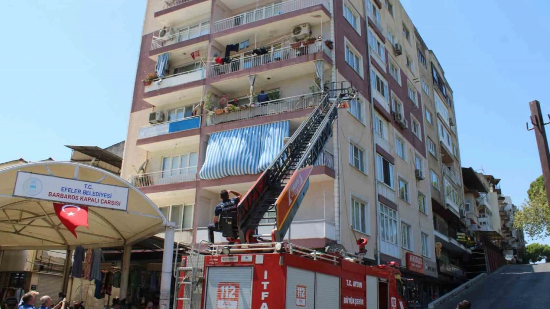 Otizmli adam annesini odaya kilitledi, itfaiye eve balkondan girdi