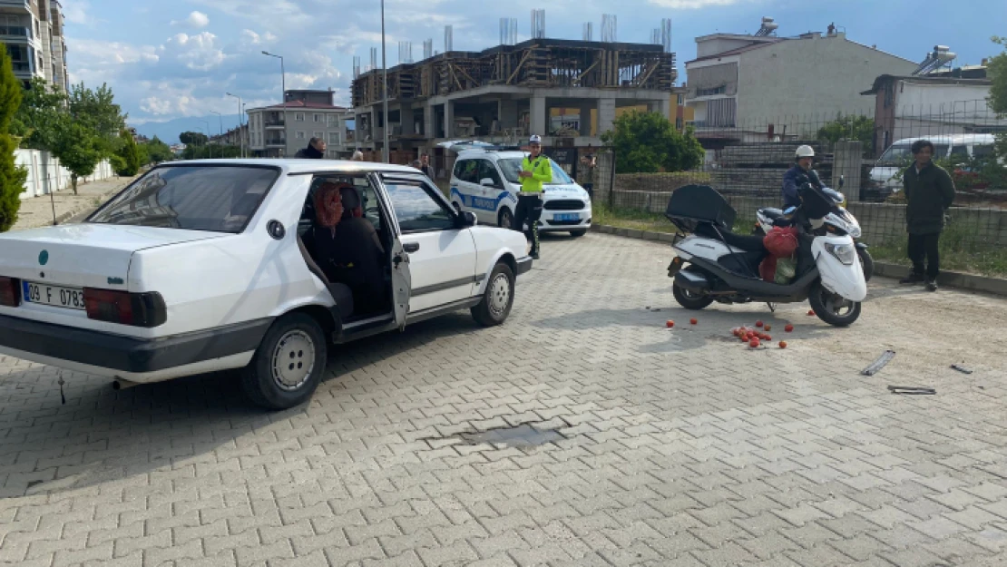 Otomobil ile motosiklet kafa kafaya çarpıştı