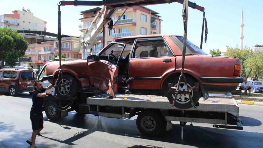 Otomobilde sıkışan sürücüyü itfaiye kurtardı